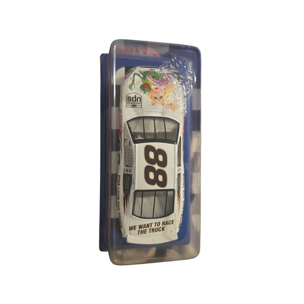 Dale Jarrett #88 UPS Muppets Kermit Miss Piggy 25th Anniversary 1:24 Ford NIB